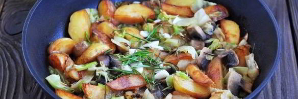 жареная картошка с капустой на сковороде