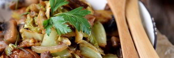 жареная картошка с капустой на сковороде