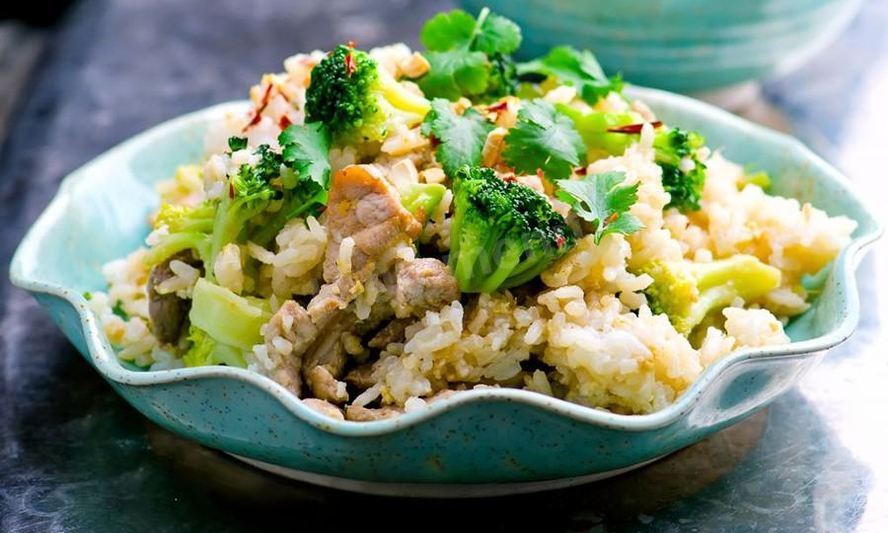 Рецепт жареного риса с овощами и соевым соусом в сковороде вок