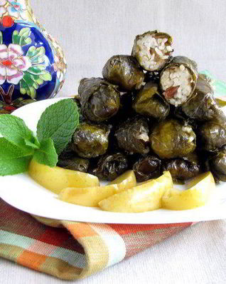 Долма с рисом, изюмом и кедровыми орешками