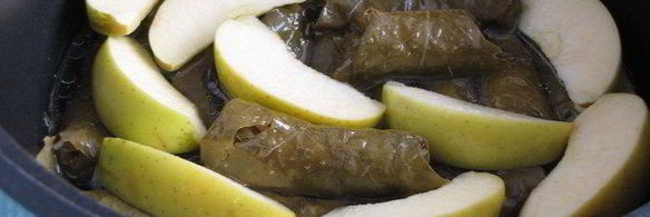 долма с рисом, изюмом и кедровыми орешками