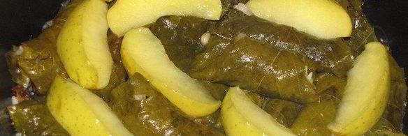 долма с рисом, изюмом и кедровыми орешками