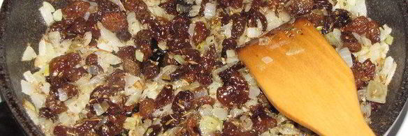 долма с рисом, изюмом и кедровыми орешками