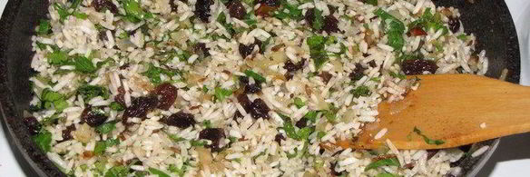 долма с рисом, изюмом и кедровыми орешками