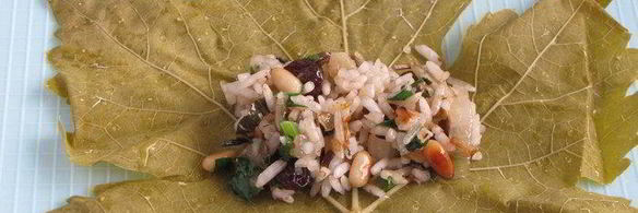 долма с рисом, изюмом и кедровыми орешками