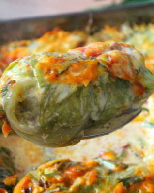 Летние голубцы, запеченные в сметанно-томатном соусе