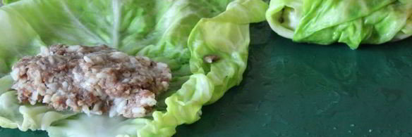 летние голубцы, запеченные в сметанно-томатном соусе