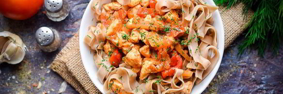 гречневая лапша с курицей и овощами