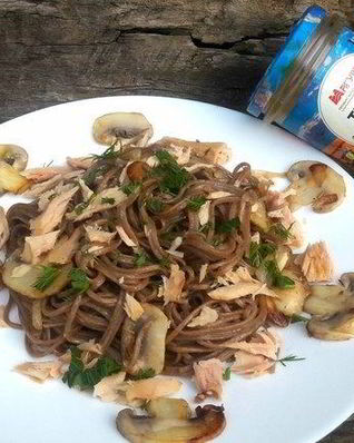 Гречневая лапша с тунцом и грибами