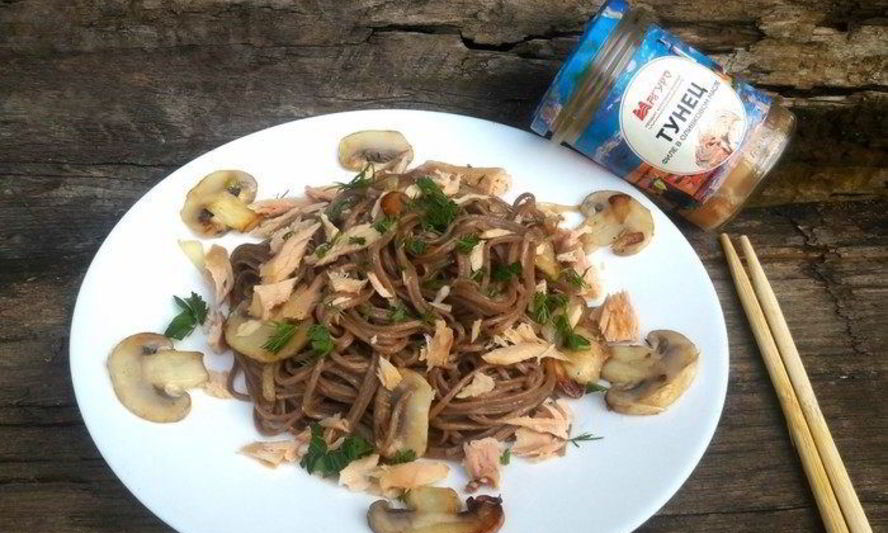 Рецепт гречневой лапши с тунцом и грибами