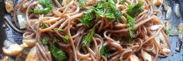 гречневая лапша с тунцом и грибами