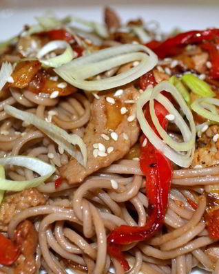 Гречневая лапша со свининой и овощами