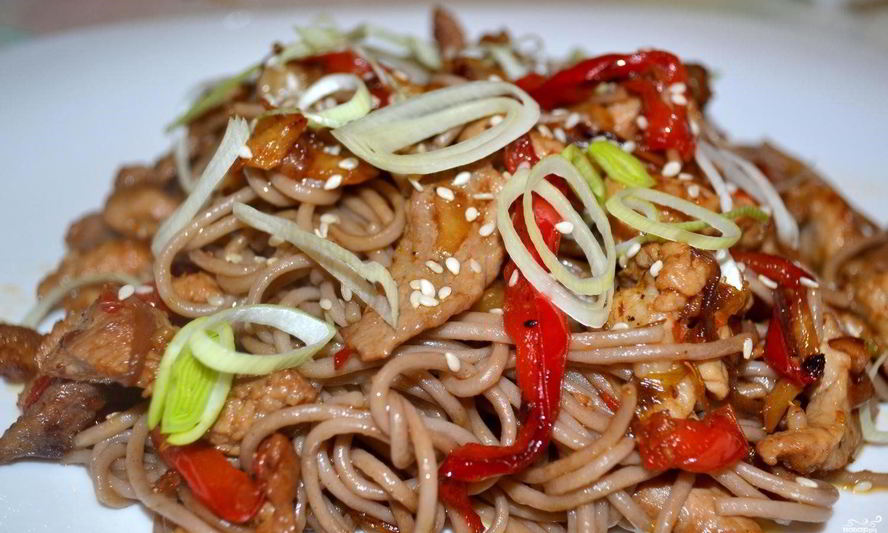 Рецепт гречневой лапши со свининой и овощами