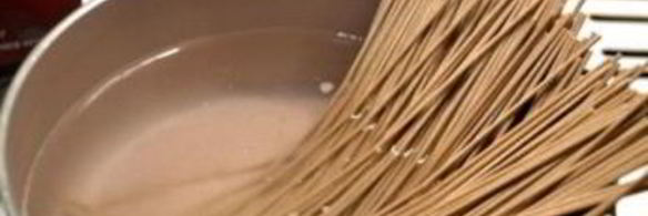 гречневая лапша со свининой и овощами