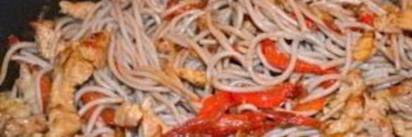 гречневая лапша со свининой и овощами