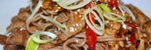 гречневая лапша со свининой и овощами