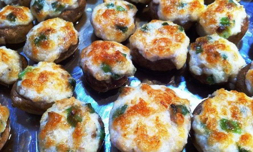 Рецепт грибов, фаршированных сладким перцем, запеченные под сыром