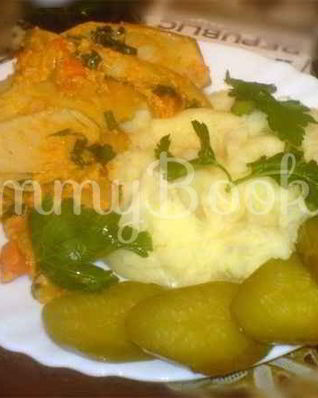 Грибы обжаренные под соусом с гарниром