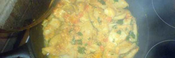 грибы обжаренные под соусом с гарниром