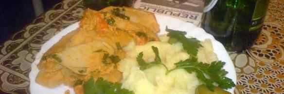 грибы обжаренные под соусом с гарниром