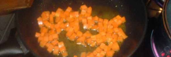 грибы обжаренные под соусом с гарниром