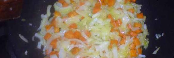 грибы обжаренные под соусом с гарниром