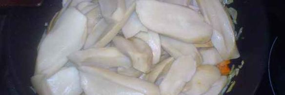 грибы обжаренные под соусом с гарниром