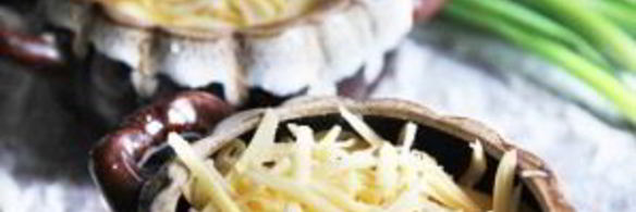 грибы в горшочке со сметаной