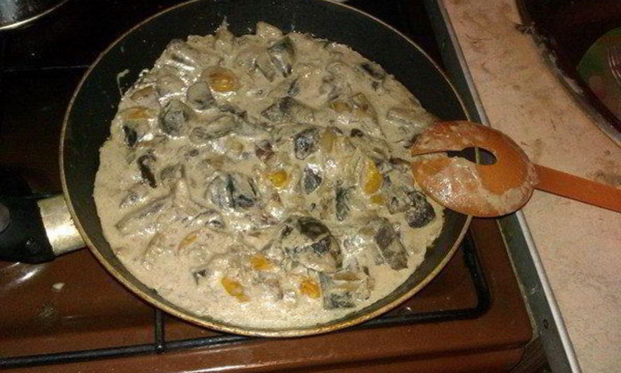 Рецепт грибов в сметане, тушенные с беконом и помидорами черри