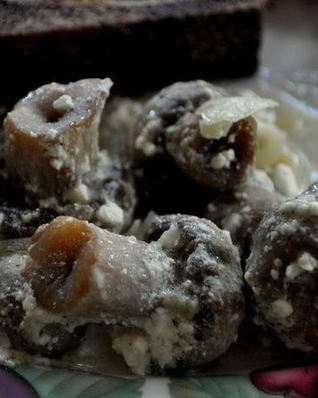 Грибы, запеченные в сметане с луком