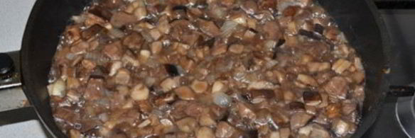 лесные грибы с картофелем в горшочках