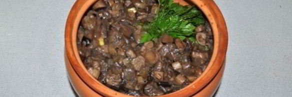 лесные грибы с картофелем в горшочках