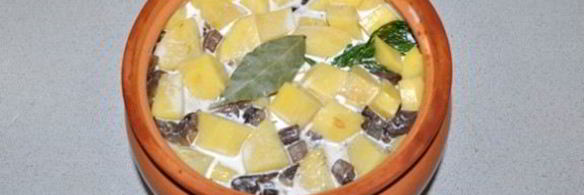 лесные грибы с картофелем в горшочках