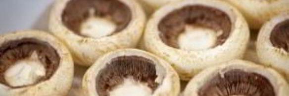 шампиньоны, фаршированные курицей и сыром