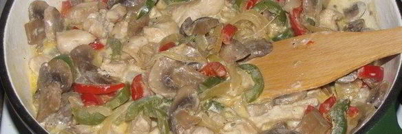 шампиньоны с куриным филе и сладким перцем по-муромски