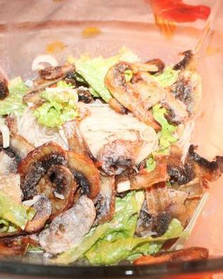 Шампиньоны с рисовой лапшой и салатом