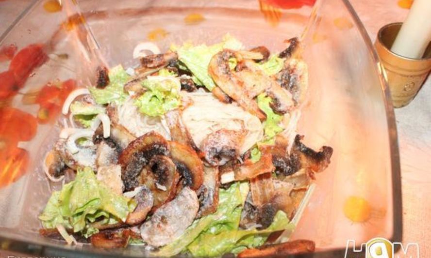 Рецепт шампиньонов с рисовой лапшой и салатом