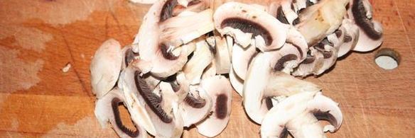 шампиньоны с рисовой лапшой и салатом