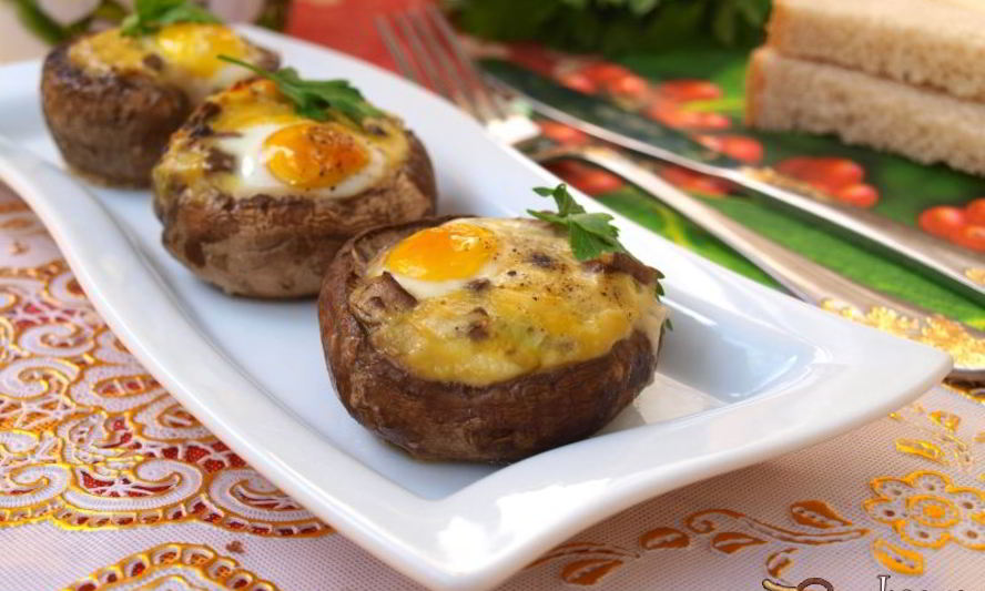 Рецепт шампиньонов запеченных с перепелиными яйцами