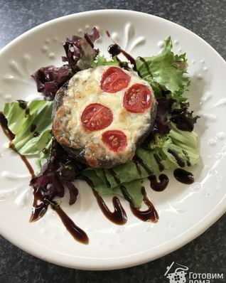 Шампиньоны, запеченные с сыром и помидорами