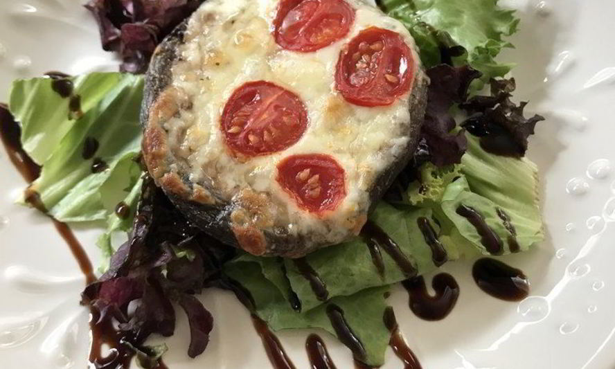 Рецепт шампиньонов, запеченных с сыром и помидорами