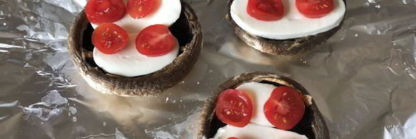 шампиньоны, запеченные с сыром и помидорами