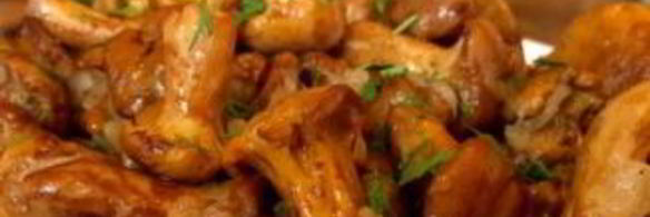 жареные грибы лисички с чесноком в сливочном масле