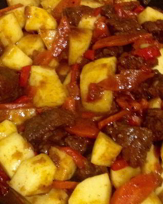 Гуляш из говядины с картофелем