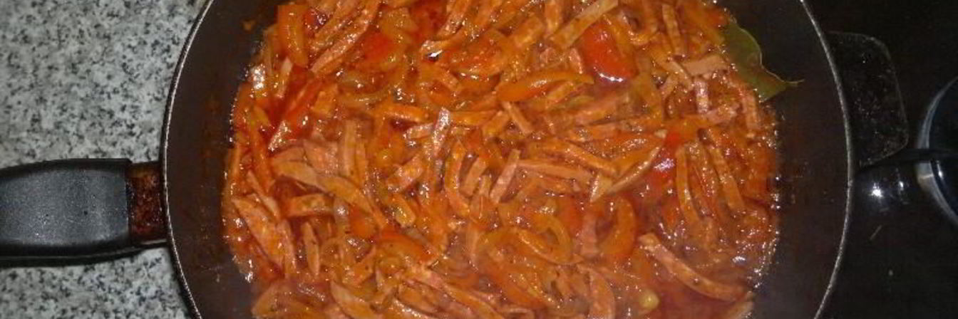Гуляш из колбасы