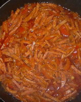 Гуляш из колбасы