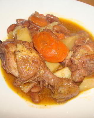 Гуляш из красной фасоли и курицы