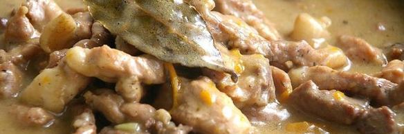 гуляш из свинины с красным вином