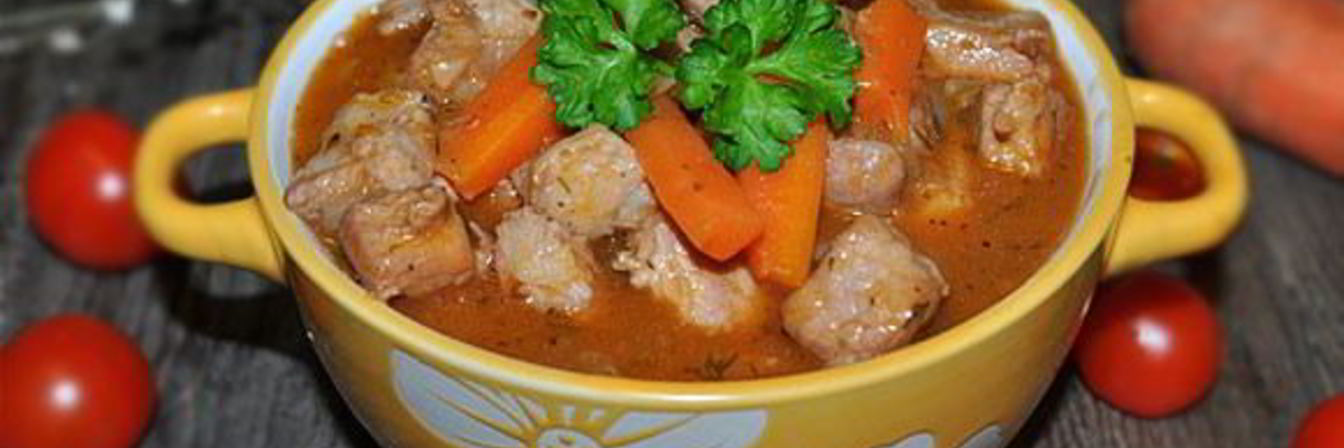 Гуляш из свинины с вином