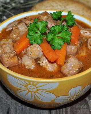 Гуляш из свинины с вином